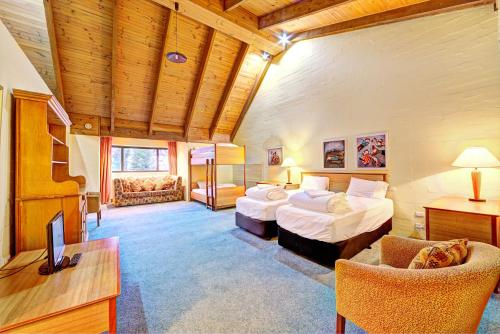 Postel nebo postele na pokoji v ubytování Snow Ski Apartments Extra Spacious 41