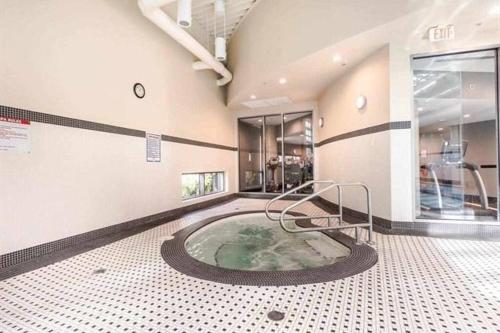 Galería fotográfica de Lovely one-bedroom apartment with swiming pool, hot-tube and gym in central location en Vancouver