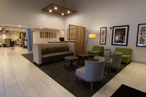 Кът за сядане в Holiday Inn Express & Suites Manassas, an IHG Hotel