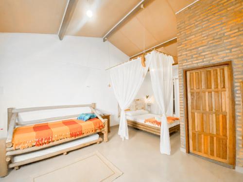 Łóżko lub łóżka piętrowe w pokoju w obiekcie Rancho das Estrelas