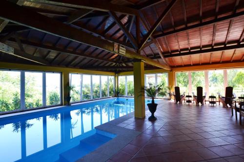 蓬蒂迪利馬的住宿－拉赫住宿加早餐旅館，一个带桌椅的度假村游泳池