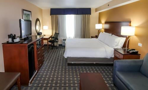 Holiday Inn Express Hotel & Suites Cocoa Beach, an IHG Hotel tesisinde bir odada yatak veya yataklar