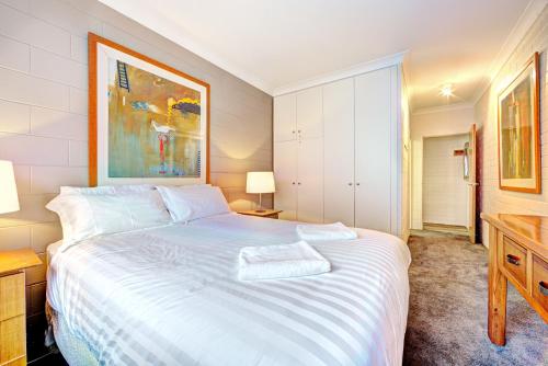 フォールズ・クリークにあるSnow Ski Apartments 40のベッドルーム(白い大型ベッド1台、デスク付)