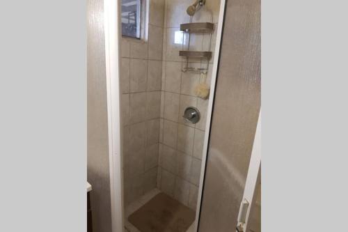 a shower with a glass door in a bathroom at Departamento Ruze Rosarito Privado-Tranquilo in Plan Libertador