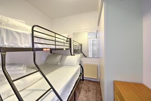 Llit o llits en una habitació de Snow Ski Apartments 03