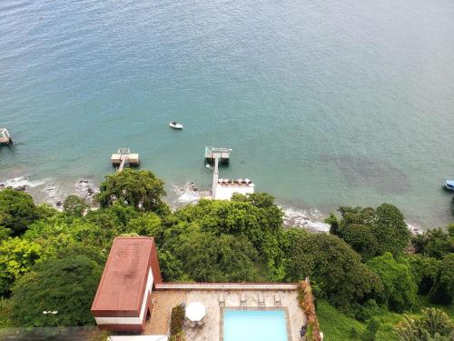 an aerial view of a house and the ocean at Flat Sol Victoria Marina Vista Mar in Salvador