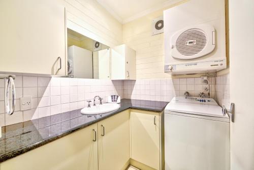 Η κουζίνα ή μικρή κουζίνα στο Snow Ski Apartments 09