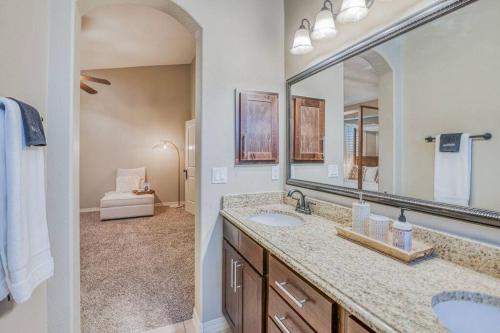 a bathroom with two sinks and a large mirror at Casa De Arbol in El Paso
