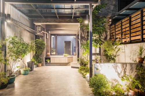 un jardin intérieur avec des plantes en pot dans un bâtiment dans l'établissement 寶桑屋瑪民宿 Bao Sang Umaq, à Taïtung