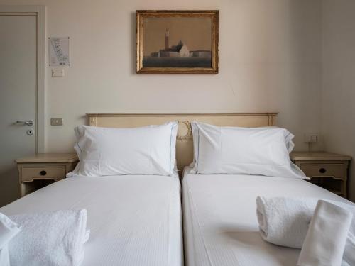 two beds sitting next to each other in a bedroom at ResArt Iàcomus in Bologna