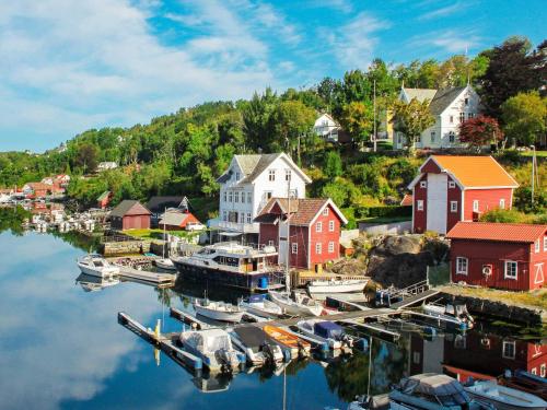uma pequena cidade com barcos ancorados num porto em 8 person holiday home in LIND S em Lindås