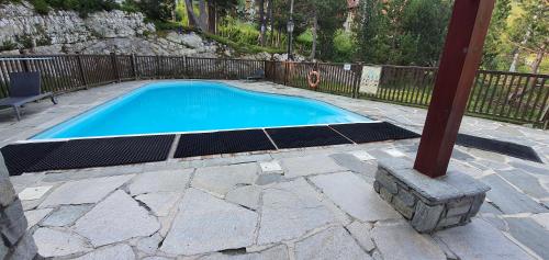 une piscine dans une cour clôturée dans l'établissement Arc 1950 - Duplex prestige 4 rooms 3 bedrooms for 6-8 people 5-star residence Auberge Jérôme - village heart - check location Auberge jérôme 614, à Arc 1950