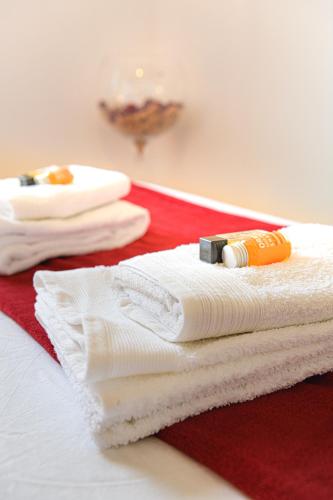 une pile de serviettes posée sur un lit dans l'établissement Magnifique appartement T2 rénové Aux vendanges Gaillac, à Gaillac