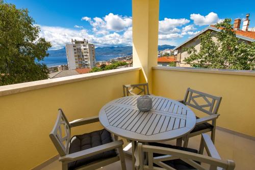 里耶卡的住宿－Apartments Vila Belvedere，美景阳台配有桌椅