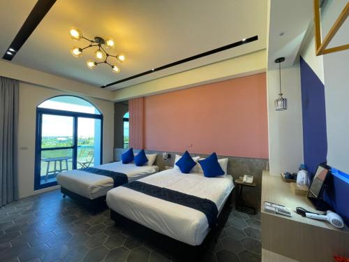 a hotel room with two beds and a window at Bohemia in Jian