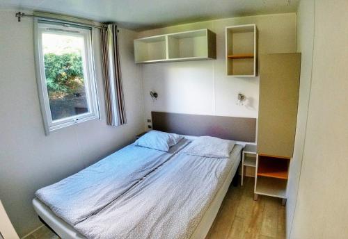 Un pat sau paturi într-o cameră la Camping Sokol Praha