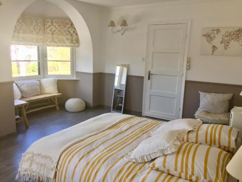 - une chambre avec un lit, une fenêtre et une porte dans l'établissement Villa La Croisée des Chemins, à Bray-Dunes