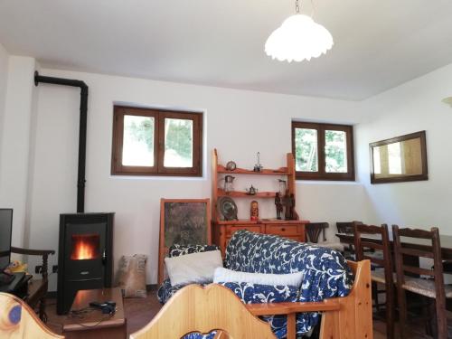 a living room with a couch and a fireplace at vi sentirete come nel West! in Drusco