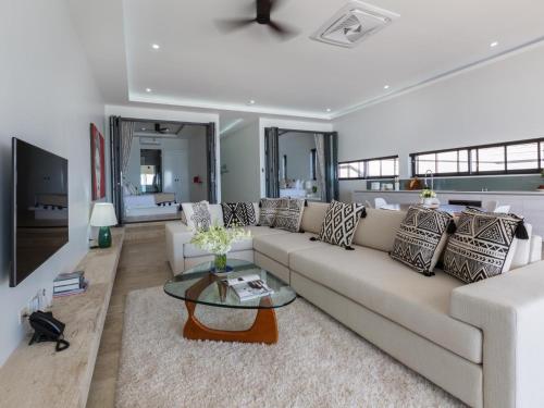 TV a/nebo společenská místnost v ubytování Skye Beach Hotel - Koh Samui