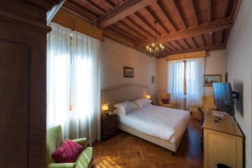 Postel nebo postele na pokoji v ubytování Villa Scacciapensieri Boutique Hotel