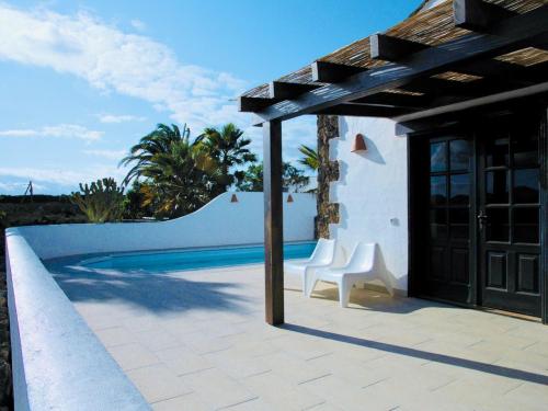 a villa with a swimming pool and a patio at Finca Felix Appartement met Private Pool! in Lajares