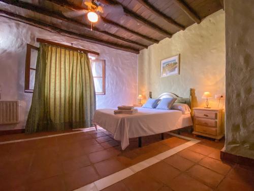A bed or beds in a room at Hotel Almejí