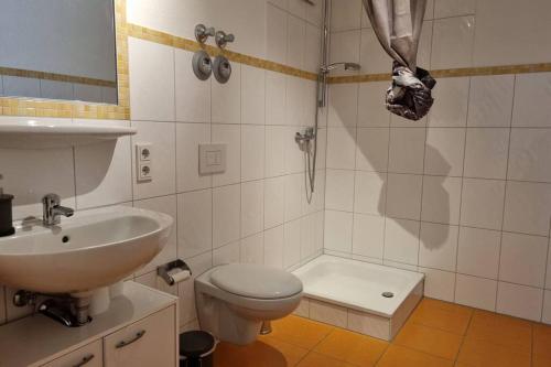 ein Bad mit einem Waschbecken, einem WC und einer Dusche in der Unterkunft Neu Whng. Zentrum ruhig best place Netflix Garage in Gießen