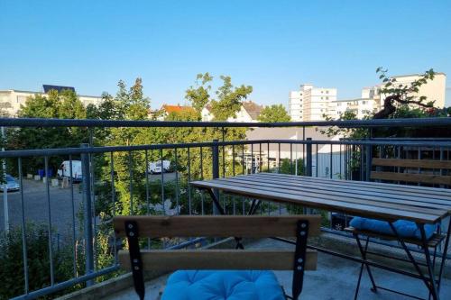una panca di legno seduta in cima a un balcone di Neu Whng. Zentrum ruhig best place Netflix Garage a Gießen