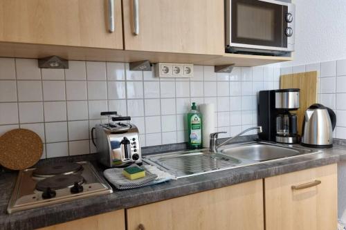encimera de cocina con fregadero y tostadora en Neu Whng. Zentrum ruhig best place Netflix Garage, en Giessen