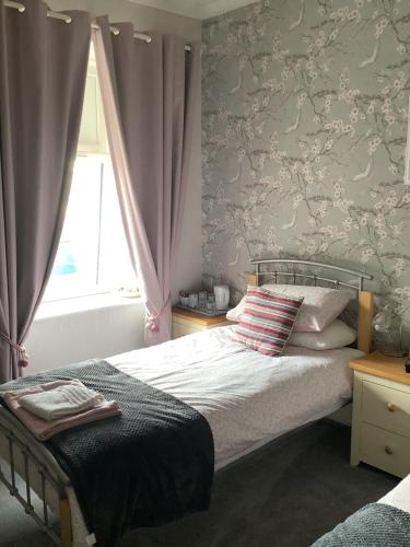 1 dormitorio con cama y ventana en Westlea Bed and Breakfast, en Thurso