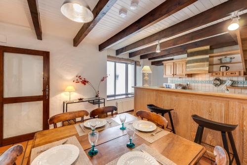ein Esszimmer mit einem Holztisch und Stühlen in der Unterkunft Le Triplex Carnot - Apartment with air conditioning for 5 people in Annecy