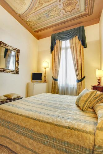 Postel nebo postele na pokoji v ubytování Palazzo Schiavoni Residenza d'epoca & Suite-Apartments