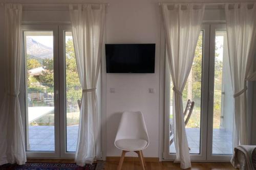 Μια τηλεόραση ή/και κέντρο ψυχαγωγίας στο Charming apartment in Becerril de la Sierra