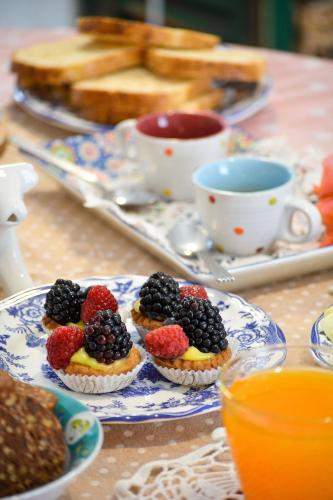 een tafel met cupcakes met fruit erop bij Casa Levante in Canosa di Puglia