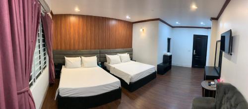 Habitación de hotel con 2 camas y TV en Hotel Red River, en Hà Ðông
