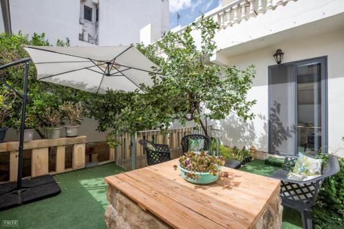 a table that has a bunch of plants in it at Close to airport, double bedroom, sofa-bed, private bathroom for adults and children aged 10 and over ONLY in Gudja