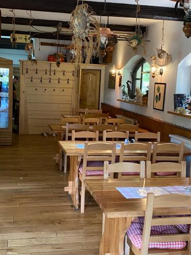 Ein Restaurant oder anderes Speiselokal in der Unterkunft Hostinec U Pejska a Kocicky 