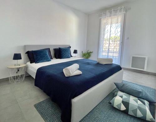 1 dormitorio con 1 cama grande con manta azul en Superbe appartement neuf entre mer et pins Wifi en Argelès-sur-Mer