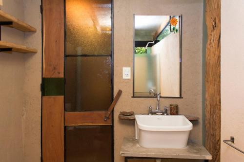 y baño con lavabo y espejo. en Las Rukas en San Javier