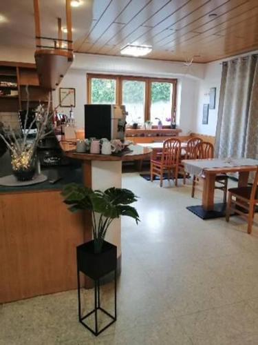eine Küche und ein Esszimmer mit einem Tisch und Stühlen in der Unterkunft Familie Barth in Kleinmürbisch