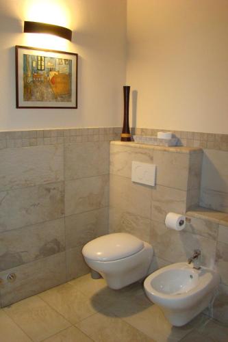 a bathroom with a toilet and a sink at Casa Natura in San Gimignano