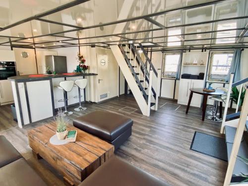 Dapur atau dapur kecil di Island-dreams Hausboote Groth & Rhin