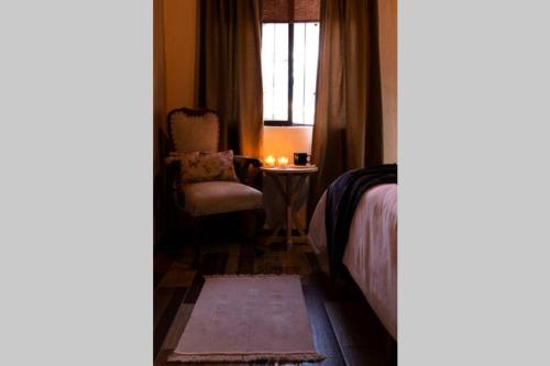 سرير أو أسرّة في غرفة في Casa Aurora, estilo rústico-moderno, Guanajuato