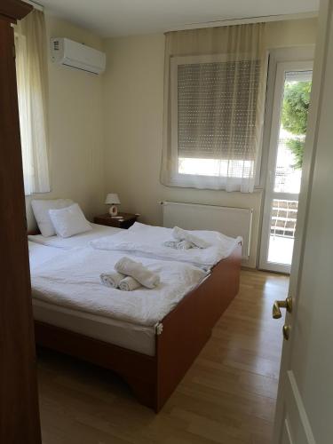 Ένα ή περισσότερα κρεβάτια σε δωμάτιο στο Atlantika Apartman