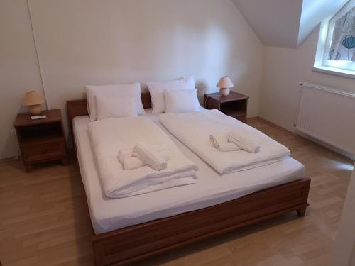 Ένα ή περισσότερα κρεβάτια σε δωμάτιο στο Atlantika Apartman