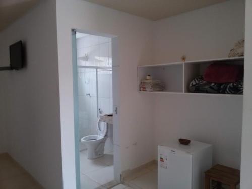 een badkamer met een toilet, een wastafel en een douche bij Pouso da Soraya in Rio de Contas