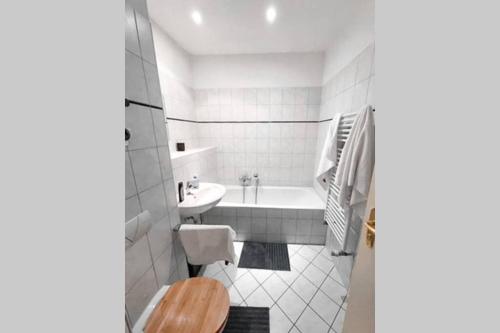 ein Badezimmer mit einer Badewanne, einem Waschbecken und einem WC in der Unterkunft Zentral, ruhig, 4Personen, Balkon, Waschmaschine in Chemnitz