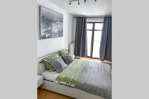 1 dormitorio con cama y ventana en Zentral, ruhig, 4Personen, Balkon, Waschmaschine, en Chemnitz