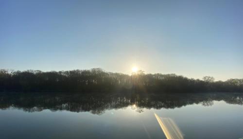 - une vue sur le lever du soleil au-dessus d'un lac dans l'établissement Paris Camping Ile du Roi, à Triel-sur-Seine