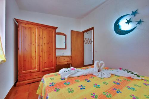 a bedroom with a bed in a room at Villetta Splendor in Monte Nai
